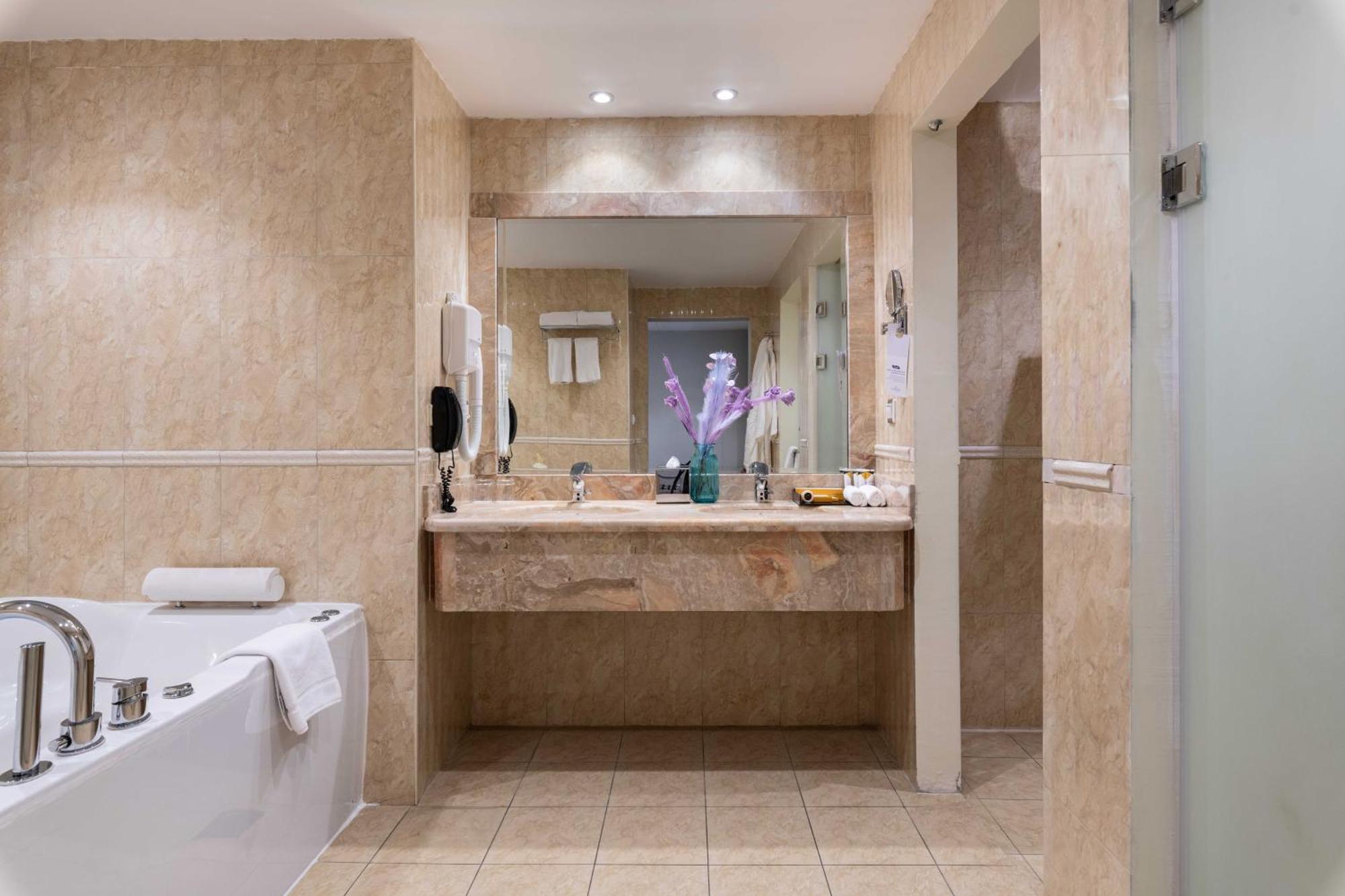 Warwick Al Jubail Hotel Ngoại thất bức ảnh