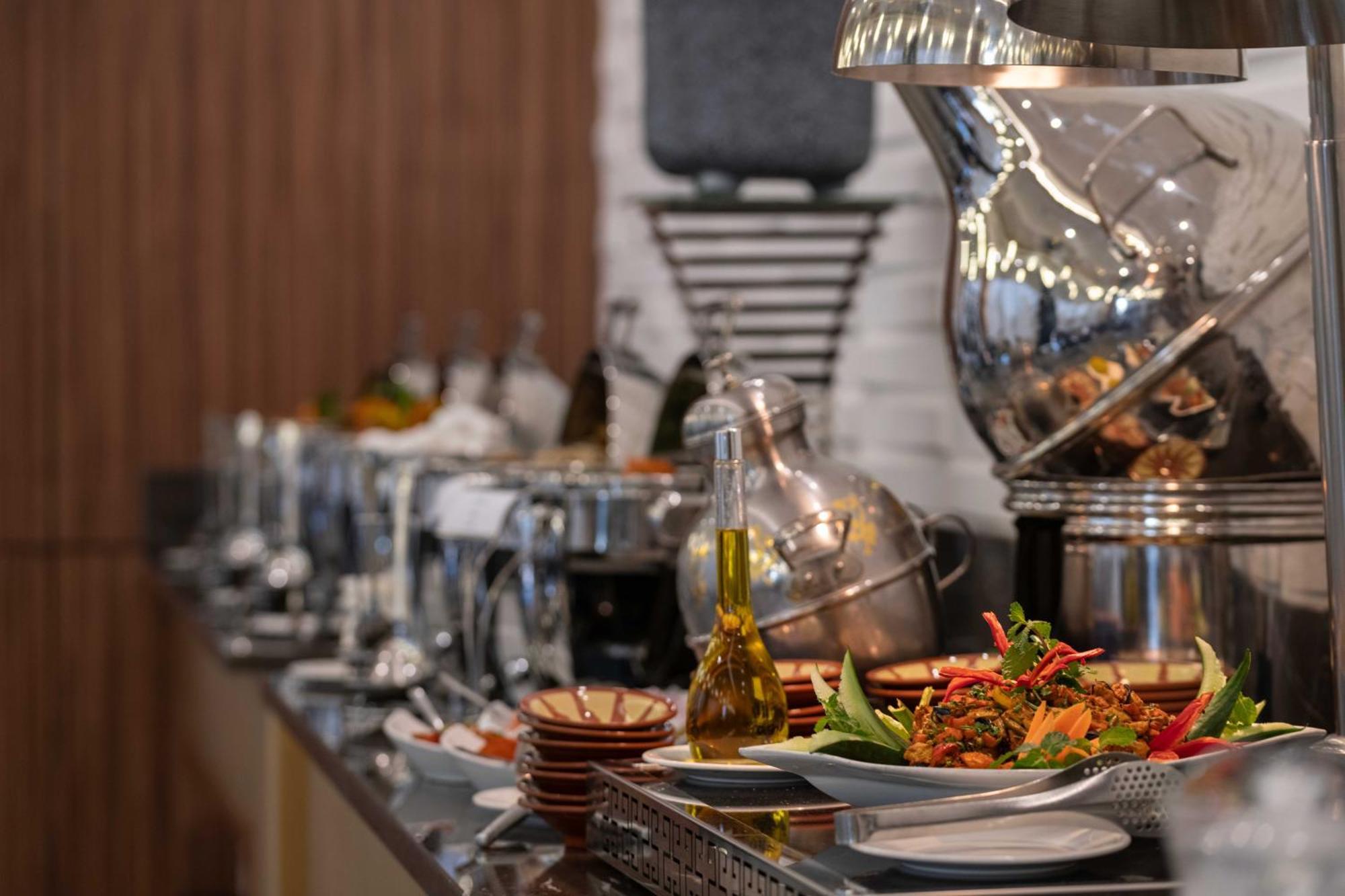 Warwick Al Jubail Hotel Ngoại thất bức ảnh